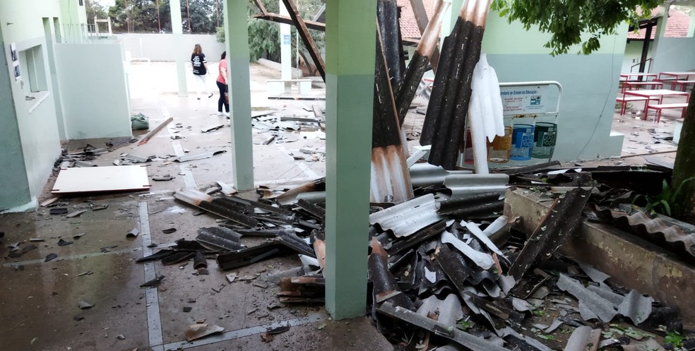 Chuva acompanhada de fortes ventos destelhou casas, escola e prédio público — Foto: Defesa Civil
