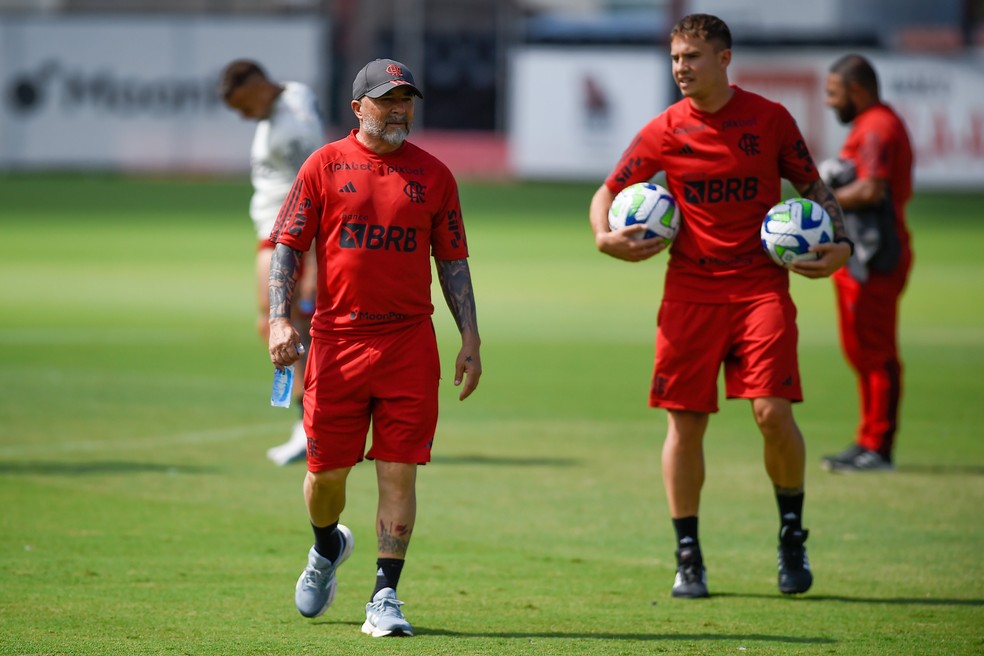Jorge Sampaoli, ao lado do preparador Marcos Fernández, comanda treinamento do Flamengo — Foto: Marcelo Cortes/Flamengo