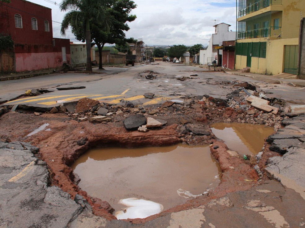Buraco na rua 10 de Vicente Pires; em imagem de arquivo — Foto: Vianey Bentes/TV Globo