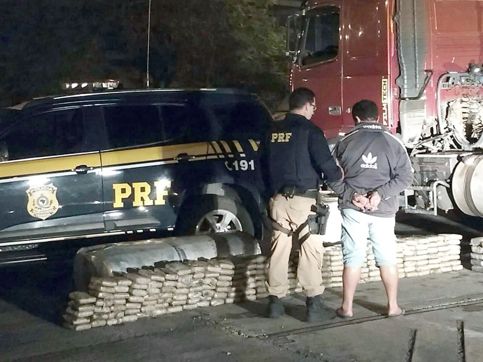 PRF aprende quase 300kg de droga na Rodovia Washington Luiz (Foto: Reprodução)