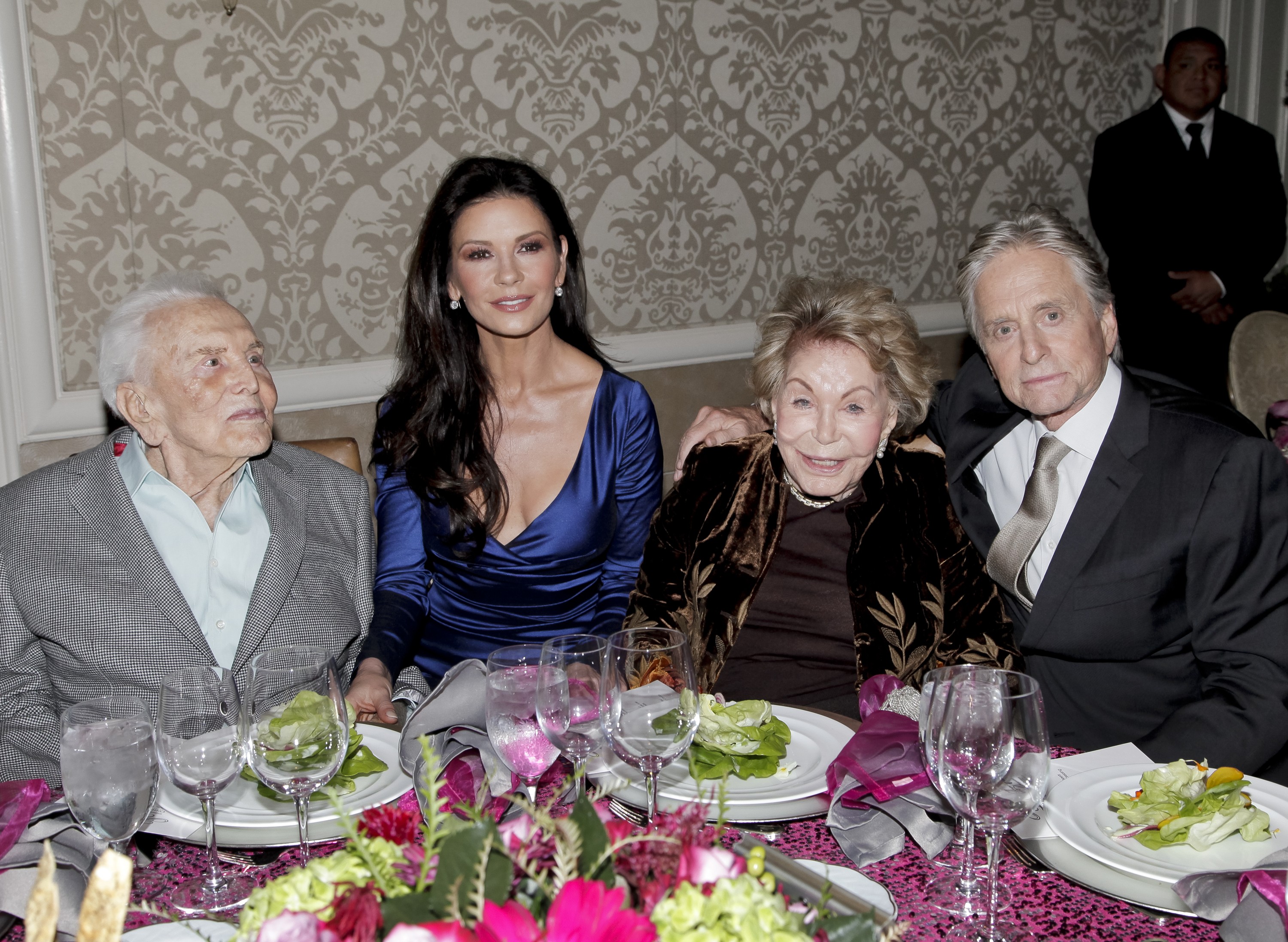 Kirk Douglas, Catherine Zeta-Jones, Anne Douglas, e Michael Douglas (Foto: Getty Images)
