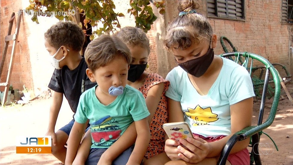 Irmãos precisam dividir o mesmo celular para assistir aulas — Foto: Reprodução/TV Anhanguera