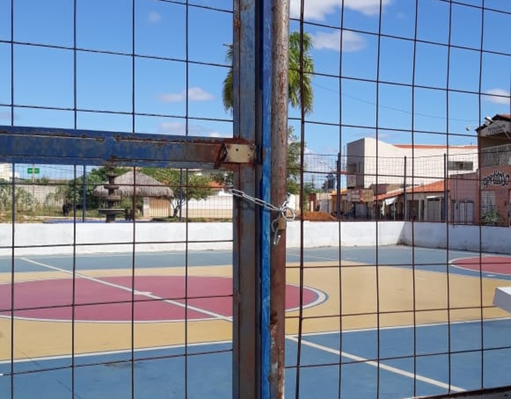 Cadeados de quadras de esporte em Picos, no Piauí, foram substituídos após serem arrombados durante a pandemia — Foto: Semel/ Picos