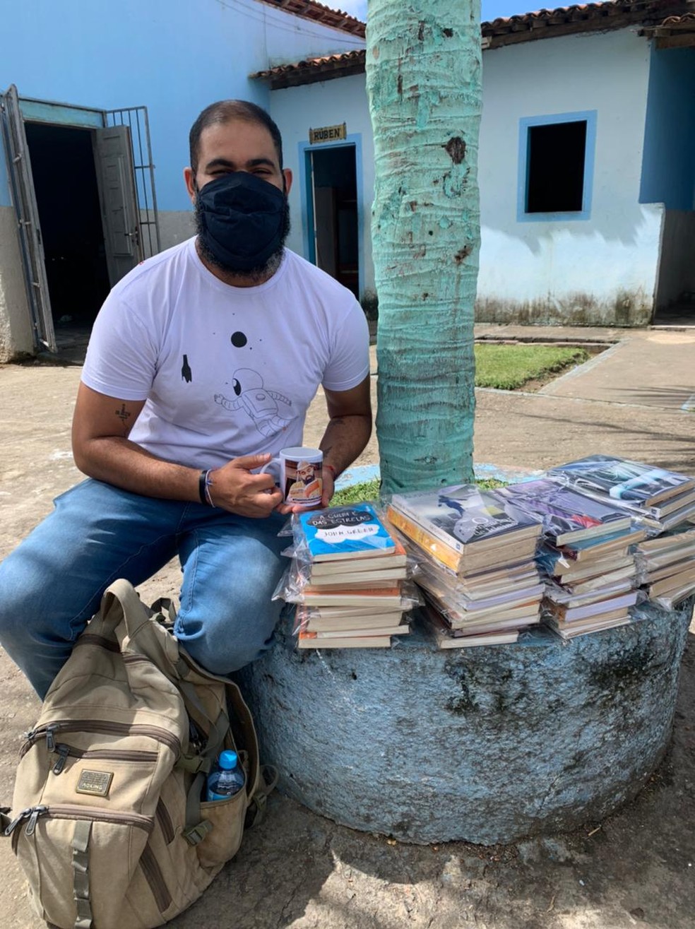 Tiago da Silva, carteiro de Alagoas, em ação do projeto Mochileiro pela Educação — Foto: Arquivo Pessoal