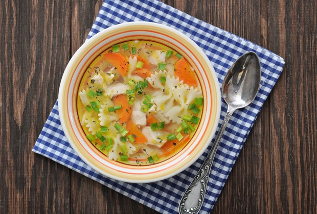 Chicken soup with pasta Farfalle in the bowl on wooden table (Foto: Getty Images/iStockphoto)