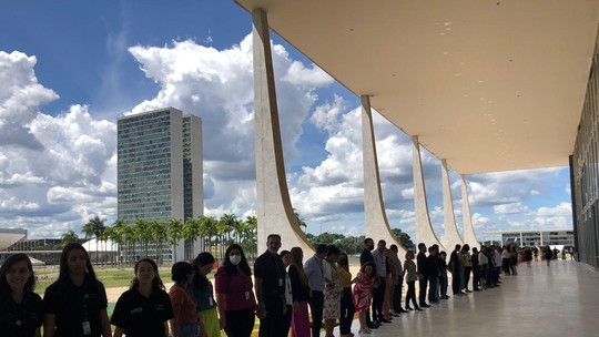 Servidores dão abraço simbólico no prédio do STF em Brasília