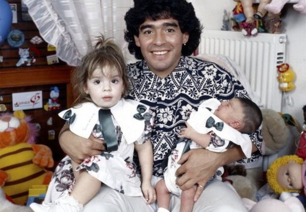 BBC Maradona com Dalma e Gianinna, fruto do casamento com Claudia Villafañe (Foto: Getty Images via BBC)