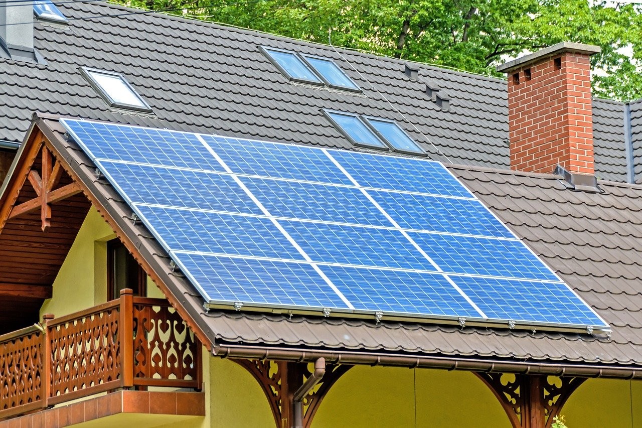 Casa com painel solar no telhado (Foto: PhotoMIX-Company / Pixabay / CreativeCommons)