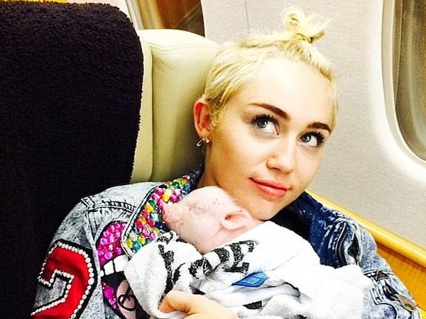 A cantora Miley Cyrus com a porquinha de estimação dela (Foto: Instagram)