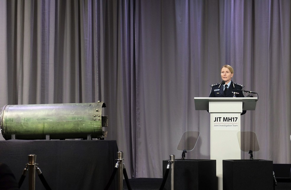 Jennifer Hurst, comandante da polícia australiana, fala ao lado de componente de míssil Buk recuperado do local em que caiu o voo MH17 da Malaysia Airlines em 2018 na Ucrânia (Foto: AP Foto/Michael Corder)