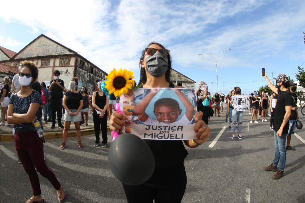 Justiça por Miguel foi o tema do protesto realizado no Recife, no dia 5 de junho — Foto: Marlon Costa/Pernambuco Press