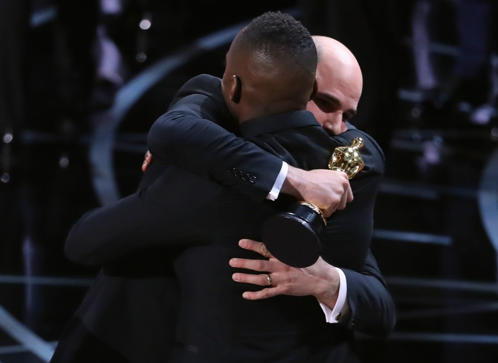 Barry Jenkins, diretor de 'Moonlight', abraça Jordan Horowitz, produtor de 'La la land', após lerem o nome errado do melhor filme no Oscar 2017 (Foto: Lucy Nicholson/Reuters)