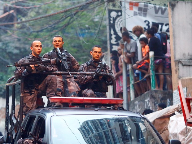 Policiais fazem patrulha na entrada da comunidade Pavão-Pavãozinho em Copacabana, no Rio de Janeiro, após troca de tiros  (Foto: Ricardo Moraes/Reuters)