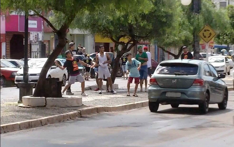 Batalha da guerra de bexigas de água travada na avenida Brasil, em Ponta Porã (MS), fronteira do Brasil com o Paraguai (Foto: Reprodução/TV Morena)