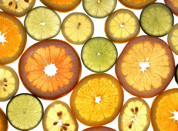 Vitamina C fortalece a imunidade, mas nem sempre é preciso fazer suplementação, pois alguns alimentos são boas fontes, como laranjas e limões (Foto: Pixabay / CreativeCommons)