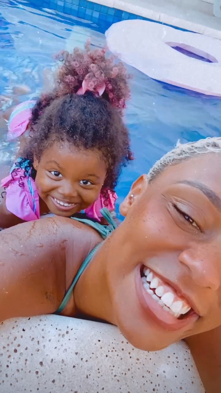 Mc Rebecca curte dia na piscina com a filha (Foto: Reprodução/Instagram)