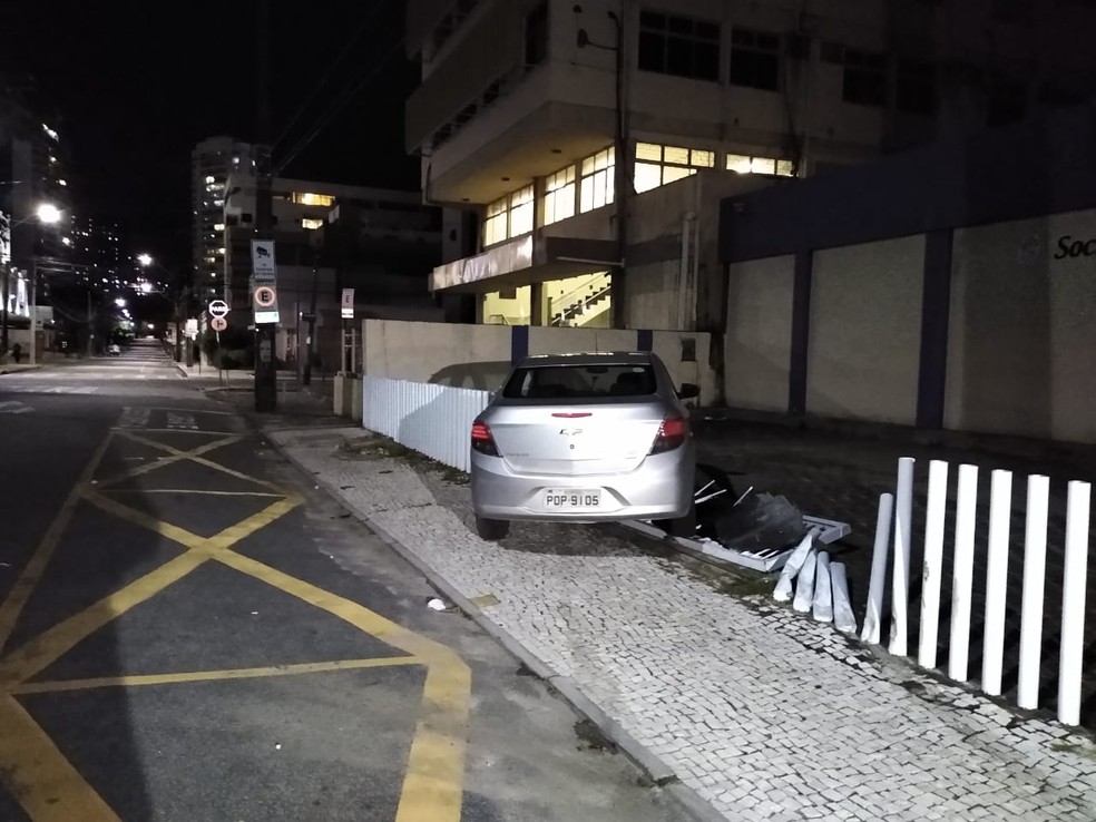 Motorista de aplicativo baleado na Aldeota, em Fortaleza, perdeu o controle do veículo e colidiu contra mureta — Foto: Darley Melo/SVM