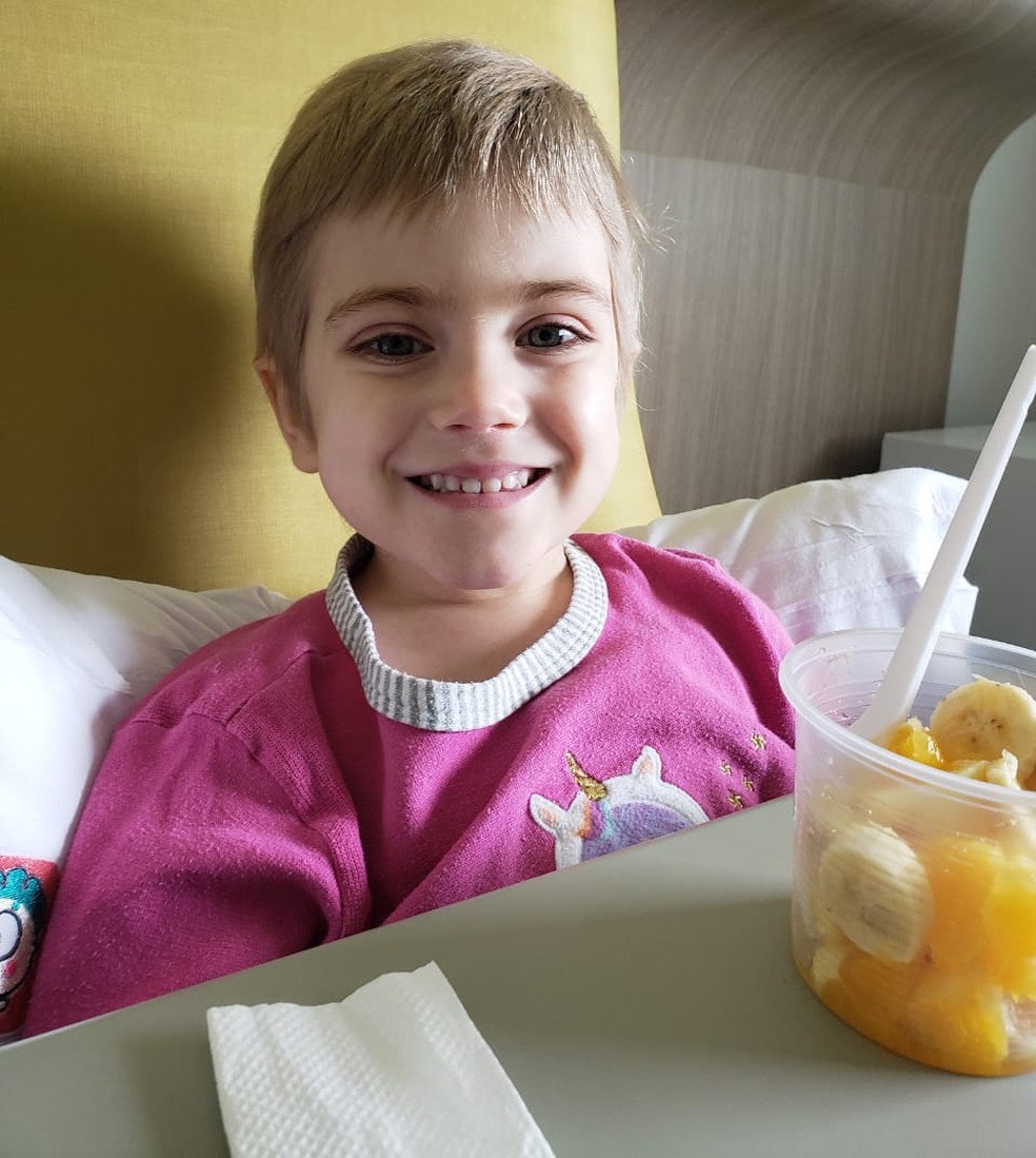 Isabela Feckinghaus, de Curitiba, foi diagnosticada com uma doença rara aos três anos — Foto: Arquivo pessoal