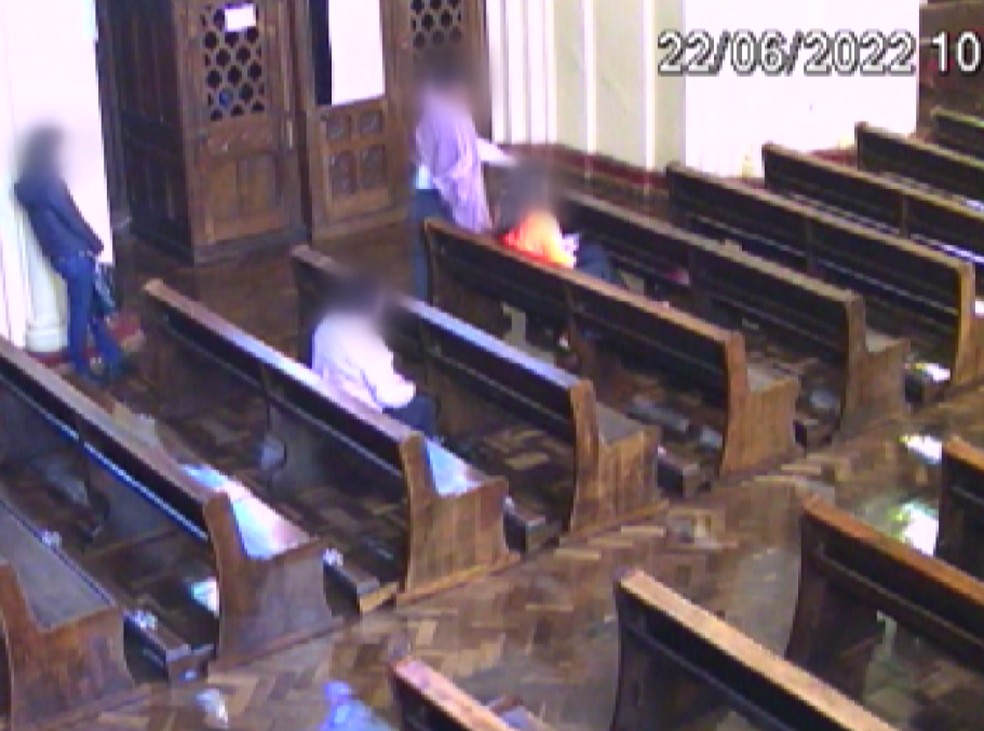 Câmera registra furto e tentativa de agressão dentro de igreja em Ponta Grossa — Foto: Reprodução/RPC