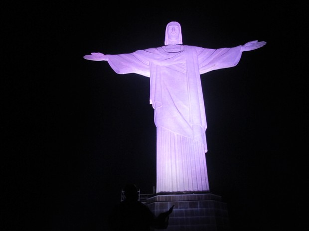 Cristo já recebeu quatro iluminações especiais diferentes em 2014 (Foto: Marcelo Elizardo/ G1)