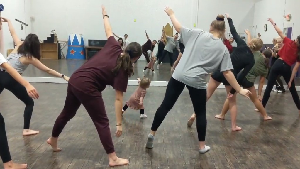 A pequena Lennon comandando uma aula de dança (Foto: Reprodução Facebook)