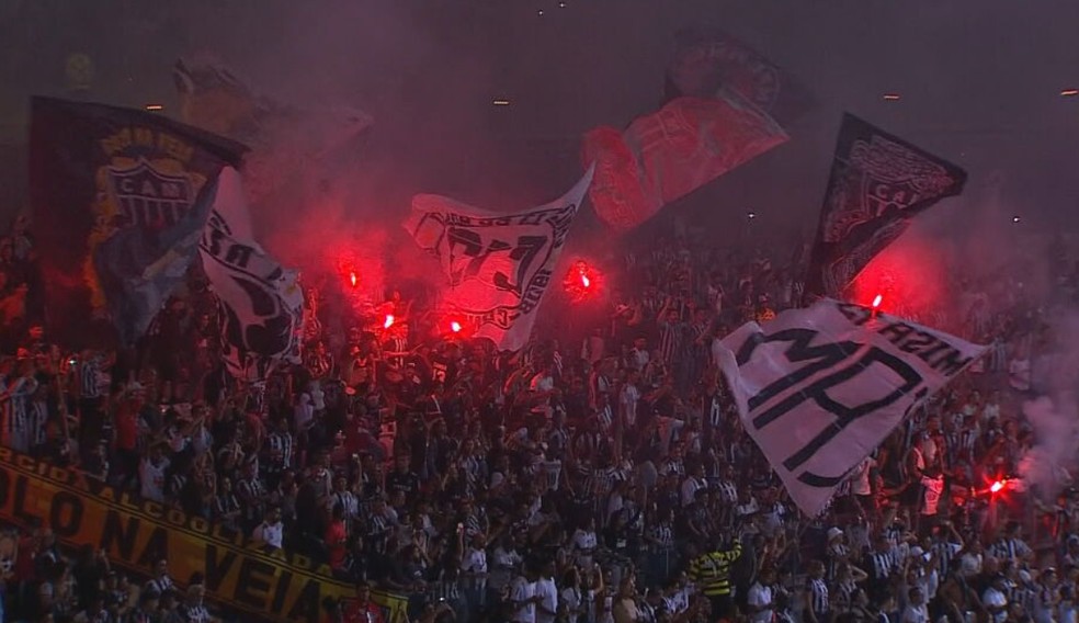 Torcida do Atlético com sinalizadores acesos contra o Palmeiras — Foto: Globo