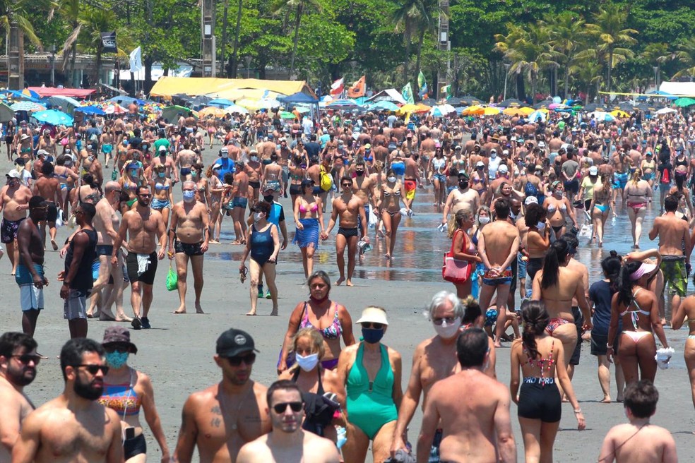 Centenas de banhistas ignoram obrigatoriedade de máscaras faciais e aproveitam dia de sol em praia de Santos, SP — Foto: Matheus Tagé/Jornal A Tribuna