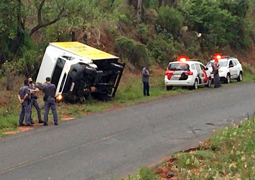 Caminhão chegou a tombar na lateral da vicinal após o acidente — Foto: Arquivo pessoal