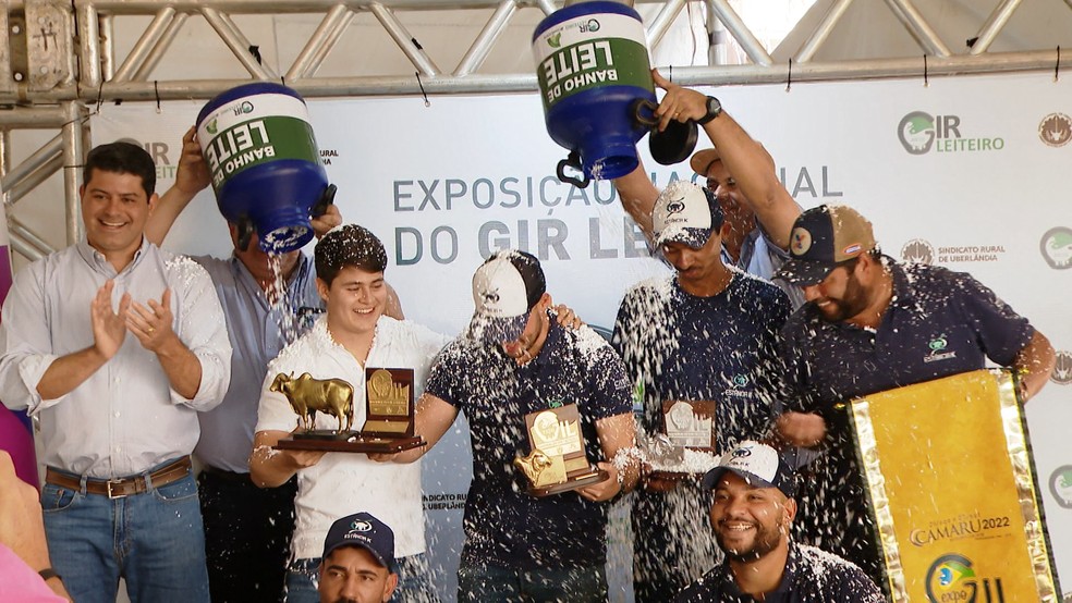 Equipe responsável pela vaca Tamara 2D recebe prêmio do torneiro leiteiro do Camaru 2022 — Foto: TV Integração/Reprodução