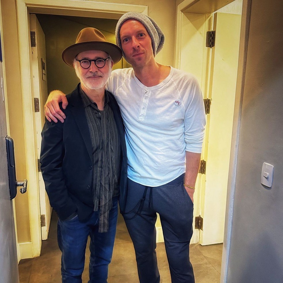 Chris Martin e Ludovico Einaudi no domingo (19), nos bastidores da apresentação do pianista — Foto: Reprodução/Instagram