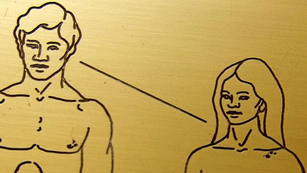 Alguns ficaram incomodados que a mulher parece ter uma atitude submissa em relação ao homem, com ele olhando para a frente, enquanto ela não — Foto: BBC 