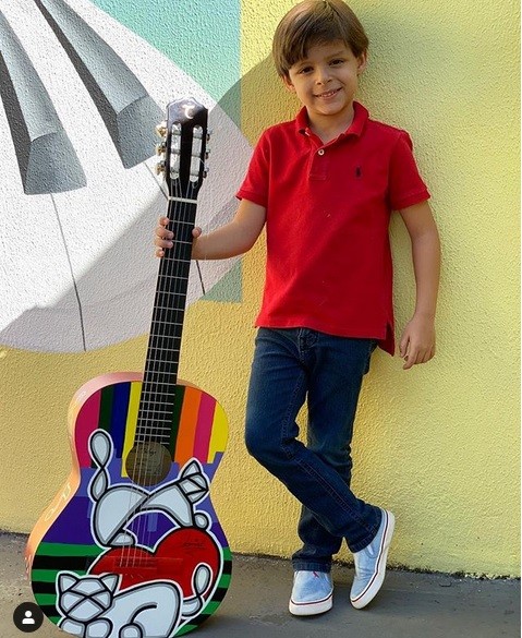 Filho de Cristiano Araújo inicia aula de canto e violão (Foto: Reprodução / Instagram)