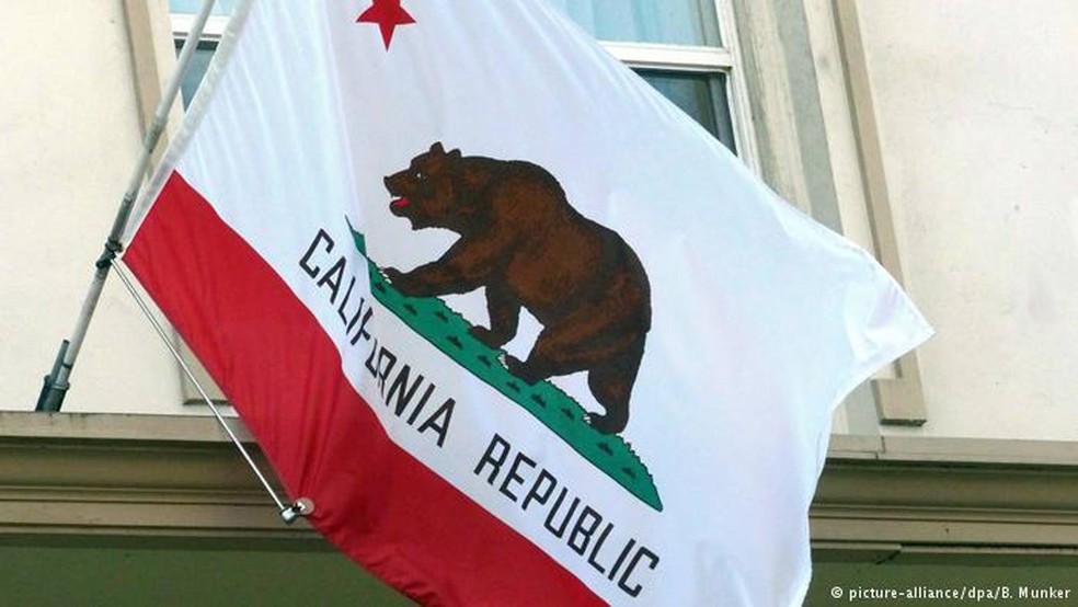Bandeira da Califórnia em uma casa de Berkeley, no estado americano (Foto: B. Munker/DPA)