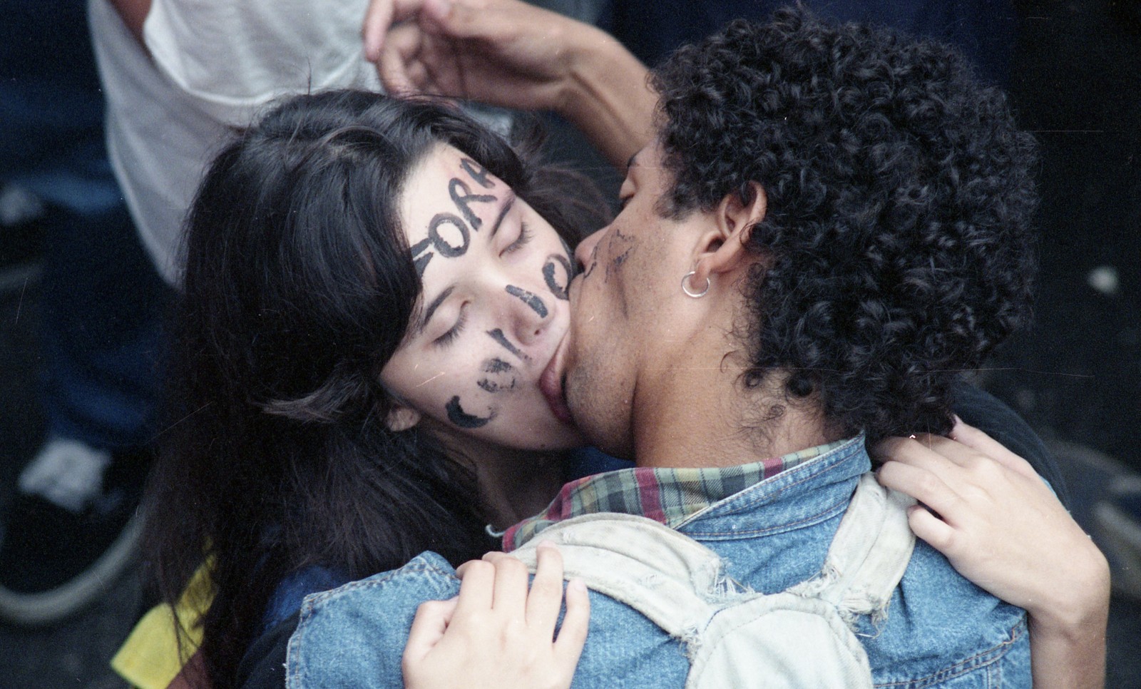 Casal de manifestantes se beijam em ato contra Collor, em 1992 — Foto: Custódio Coimbra/Agência O GLOBO