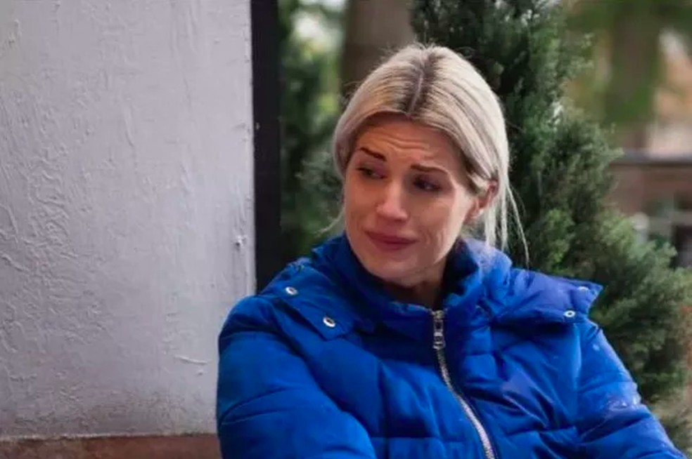 A atriz inglesa Sarah Jayne Dunn  em cena da novela britânica Hollyoaks — Foto: Reprodução