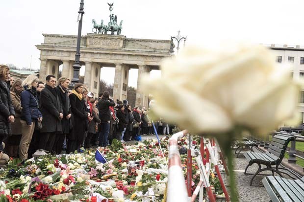 Franceses fazem um minuto de silêncio em memória dos mortos na manhã desta segunda (16), em Paris (Foto: Getty Images)