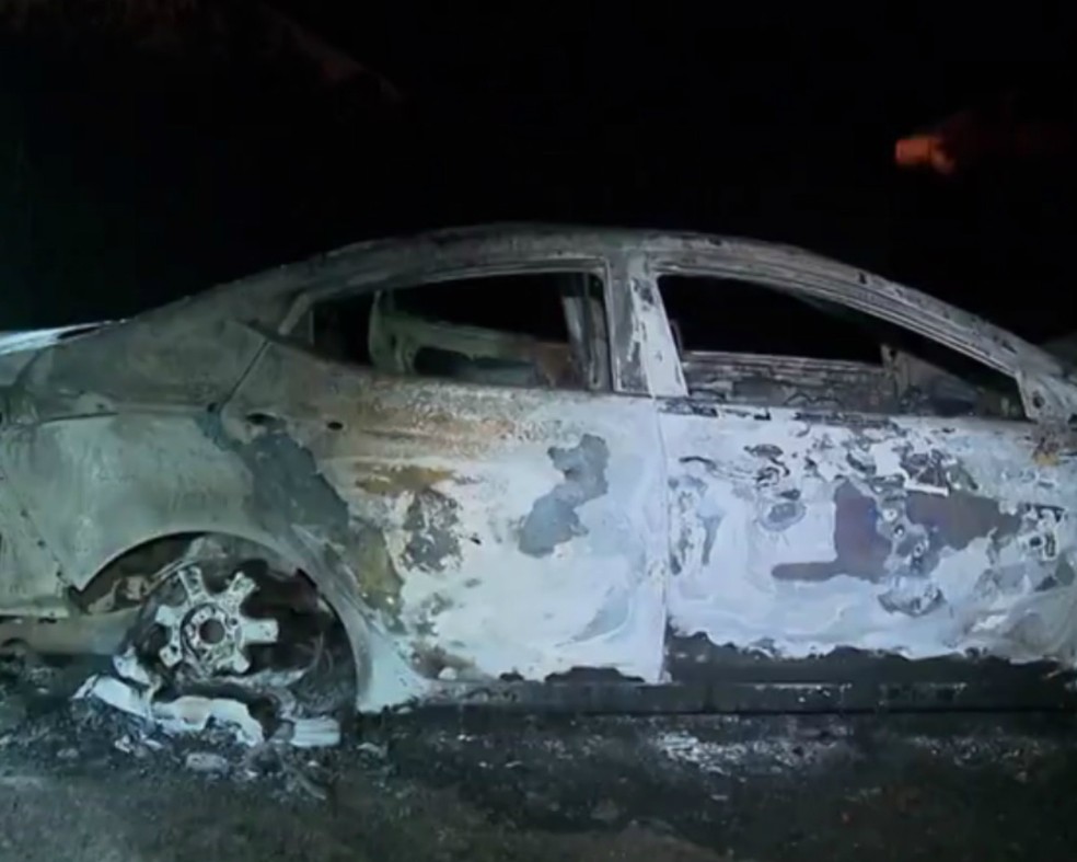 Corpo foi encontrado dentro de carro em chamas, em Curitiba (Foto: Reprodução/RPC)