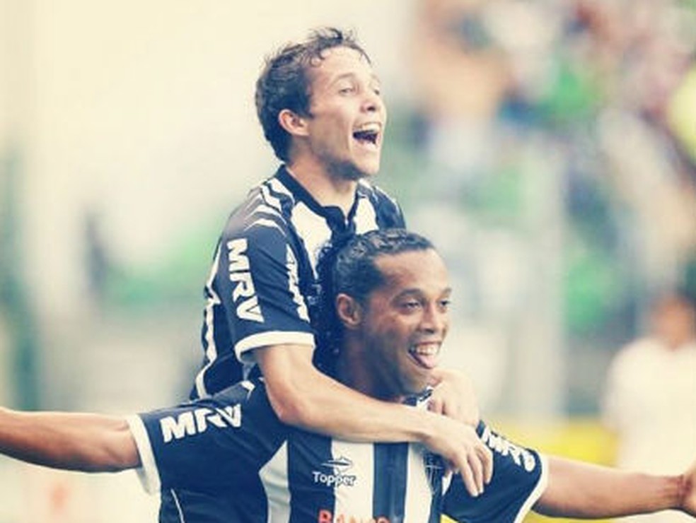 Bernard e Ronaldinho fizeram boa parceria no Galo — Foto: Reprodução/Instagram