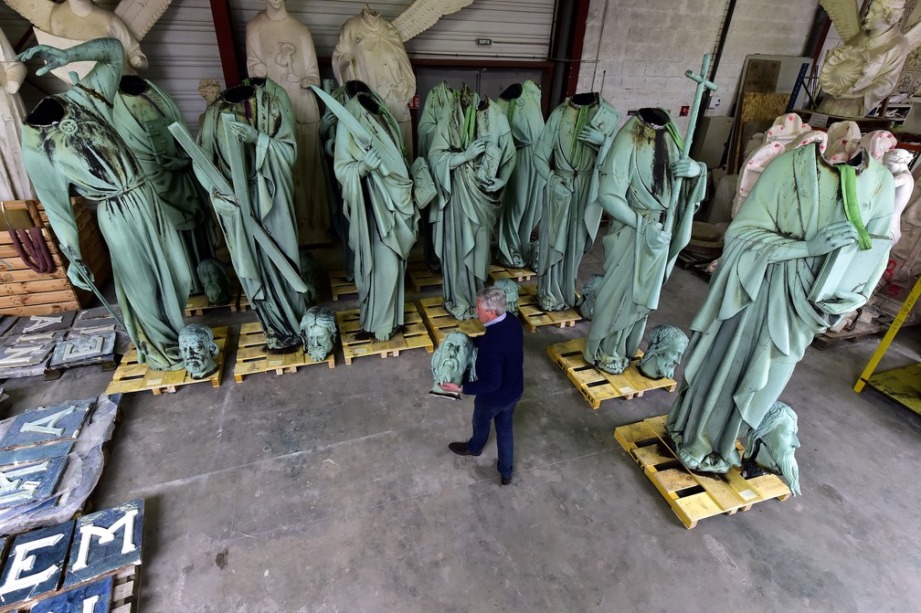 Patrick Palem, especialista em restauraÃ§Ã£o patrimonial, caminha pelas estÃ¡tuas que ficavam ao redor da torre da catedral de Notre-Dame em Paris. Estruturas tinham sido removidas para restauraÃ§Ã£o para ateliÃª em Marsac-sur-Isle  â Foto: Georges Gobet / AFP