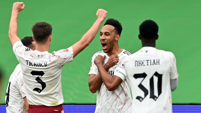 Aubameyang comemora o gol contra o Liverpool a la "Pantera Negra"