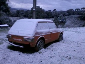Neve cobriu carro de morador de Lebon Régis (Foto: Rafael Ribeiro/Arquivo Pessoal)