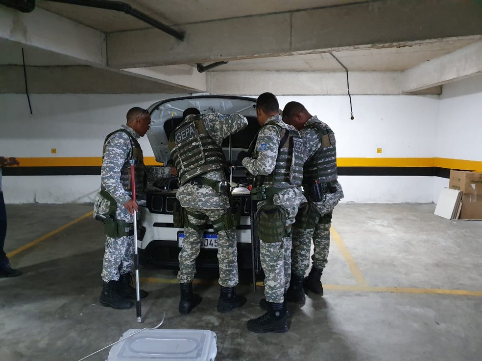 Agentes da Guarda Municipal retirando cobra achada em motor de carro em Salvador — Foto: Divulgação/GCS
