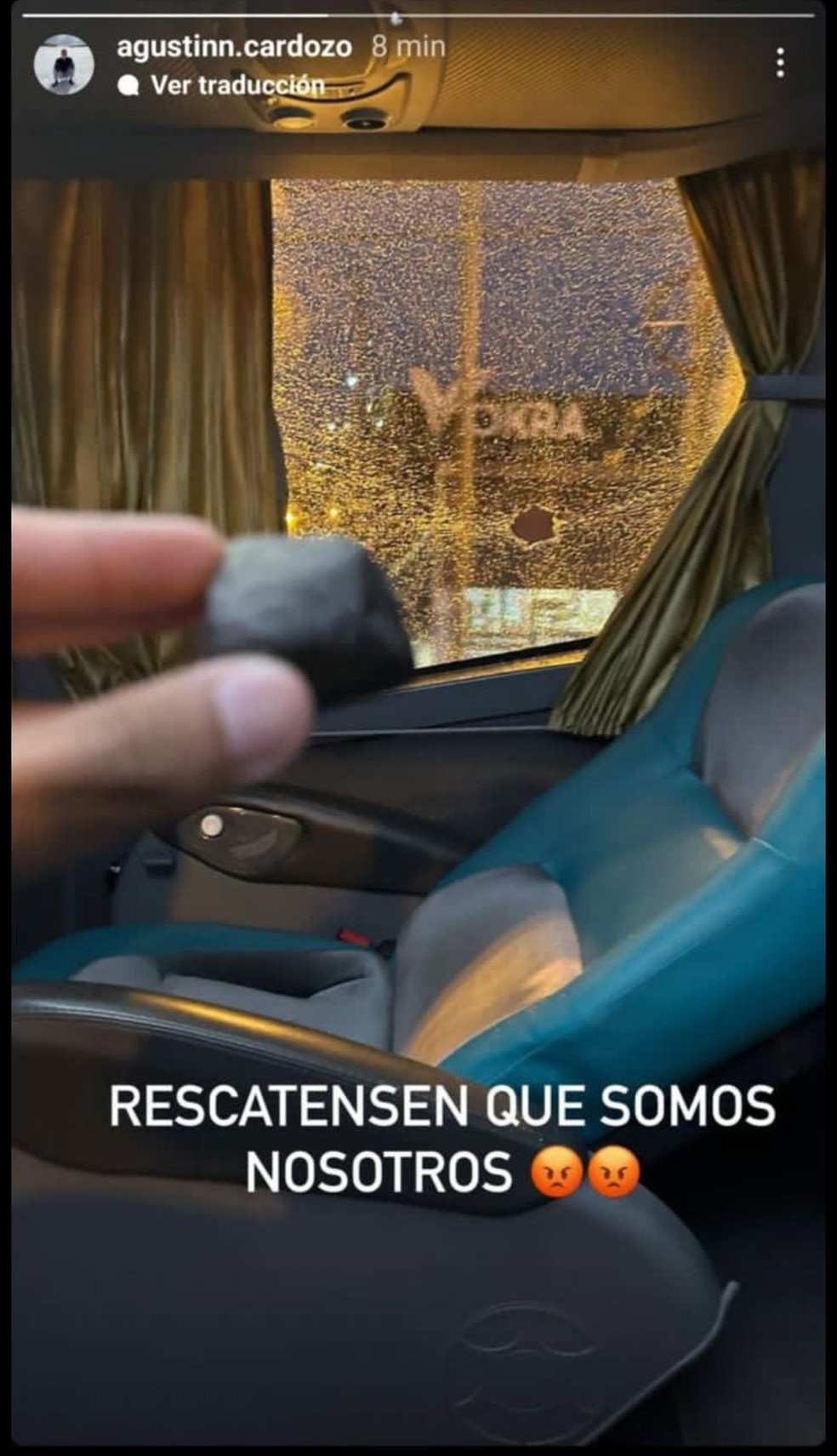 Jogador do Tigre mostra ônibus do time apedrejado por engano antes de jogo contra o São Paulo — Foto: Reprodução