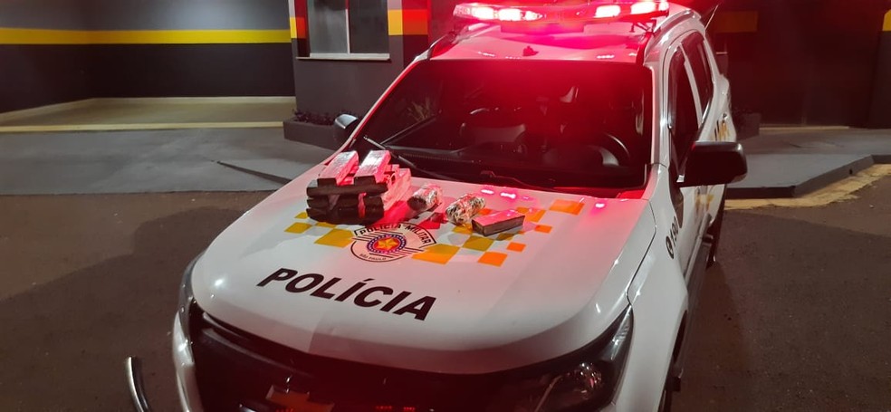 Mulher estava com 11 tabletes de maconha e dois pacotes de skank — Foto: Polícia Rodoviária