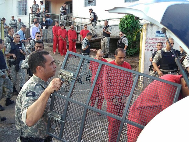 Detentos de Carandaí estão sendo encaminhados para outras cidades (Foto: Anderson Silva/G1)