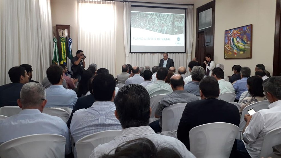 Prefeito de Natal, Ãlvaro Dias, reuniu nesta quinta-feira (12) representantes de diversos segmentos da sociedade para tratar sobre a revisÃ£o do Plano Diretor do municÃ­pio â€” Foto: KlÃªnyo GalvÃ£o/Inter TV Cabugi