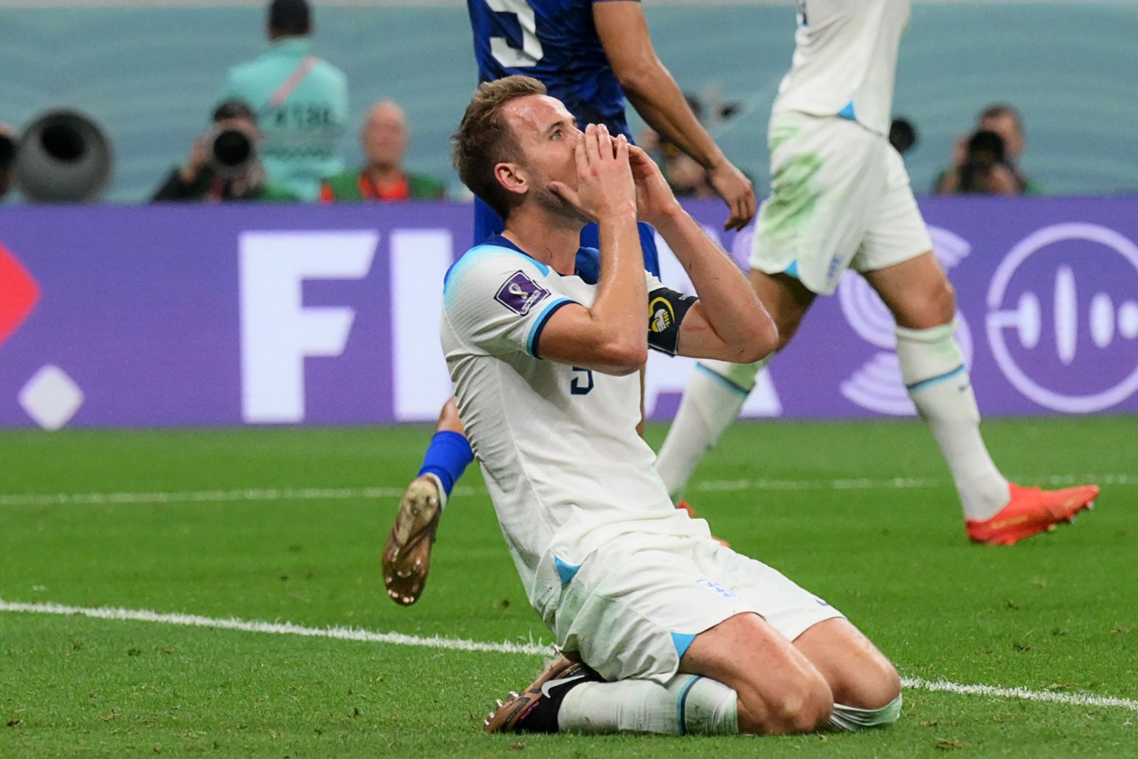 Kane lamenta uma chance perdida pela Inglaterra no empate sem gols com os Estados Unidos — Foto: Paul Ellis/AFP