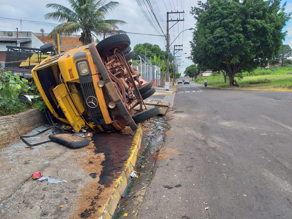 Ao tentar contornar rotatÃ³ria, caminhÃ£o tombou no Jardim SÃ£o Bento â Foto: Heloise Hamada/TV Fronteira