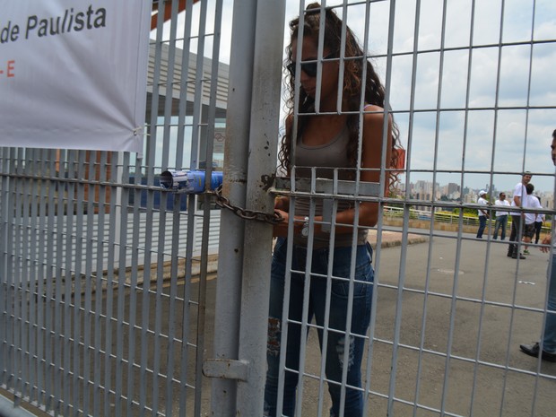 Portão é fechado às 13h para o vestibular da Unicamp em Campinas (SP) (Foto: Marina Ortiz/ G1)