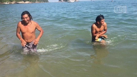 Índios de Mato Grosso veem o mar pela 1ª vez em SP; veja o vídeo